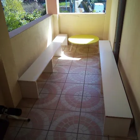 Apartment L'oasis: Centre-ville Retreat With Private Garden