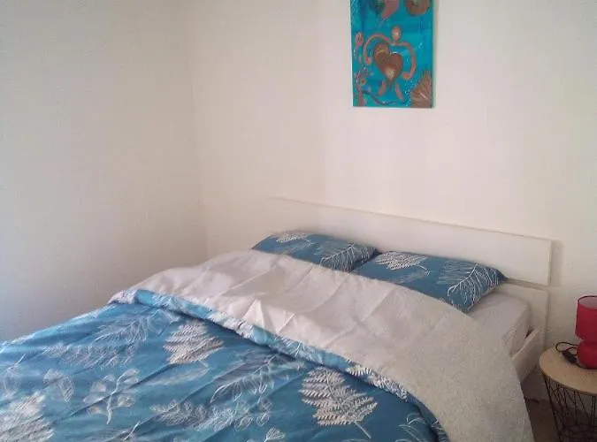 L'oasis: Centre-ville Retreat With Private Garden Apartment